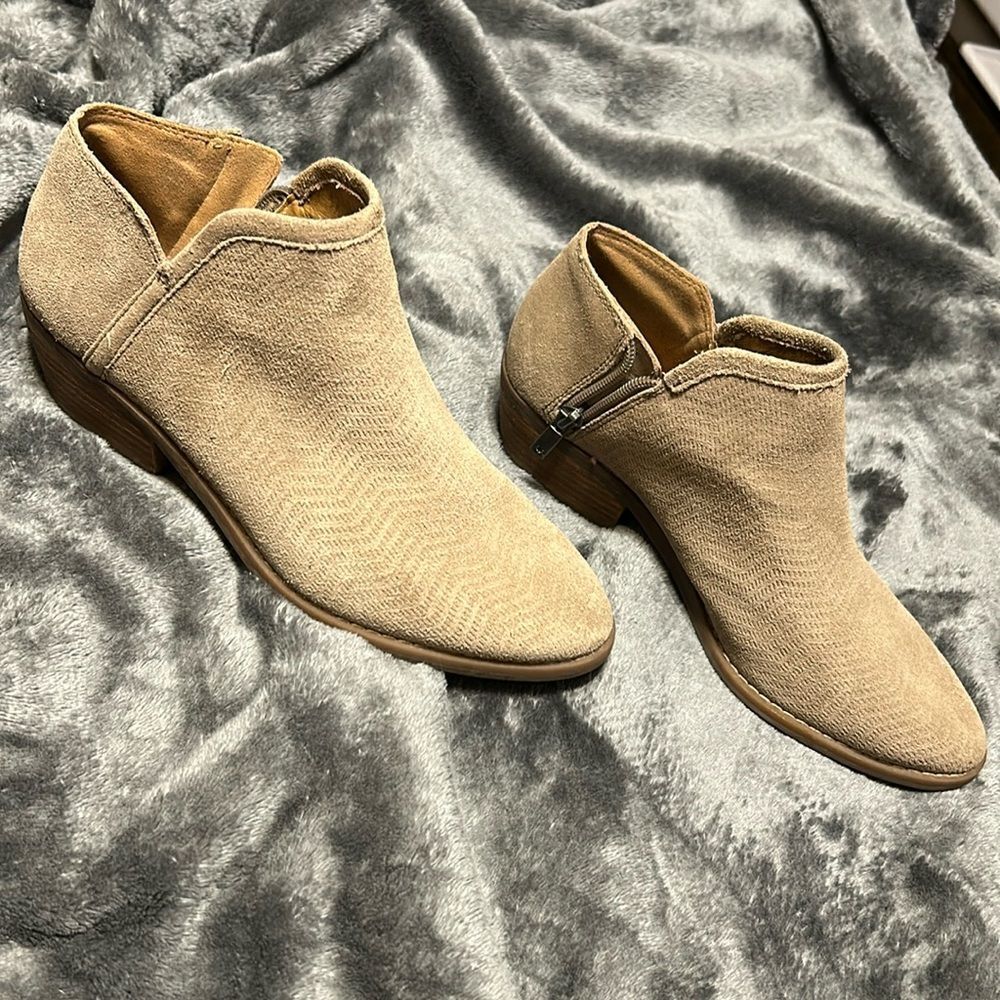 Lucky Brand 7.5 M Farel Women's Taupe Suede Slip On Block Heel Ankle Booties